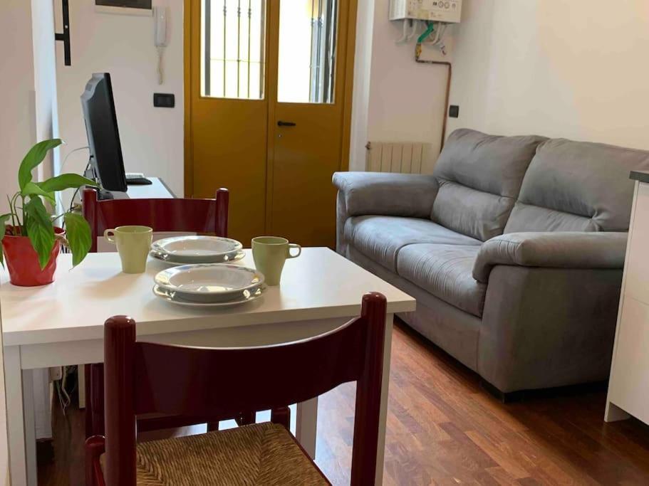 Comfortable Typical Old Style Apartment Милан Экстерьер фото