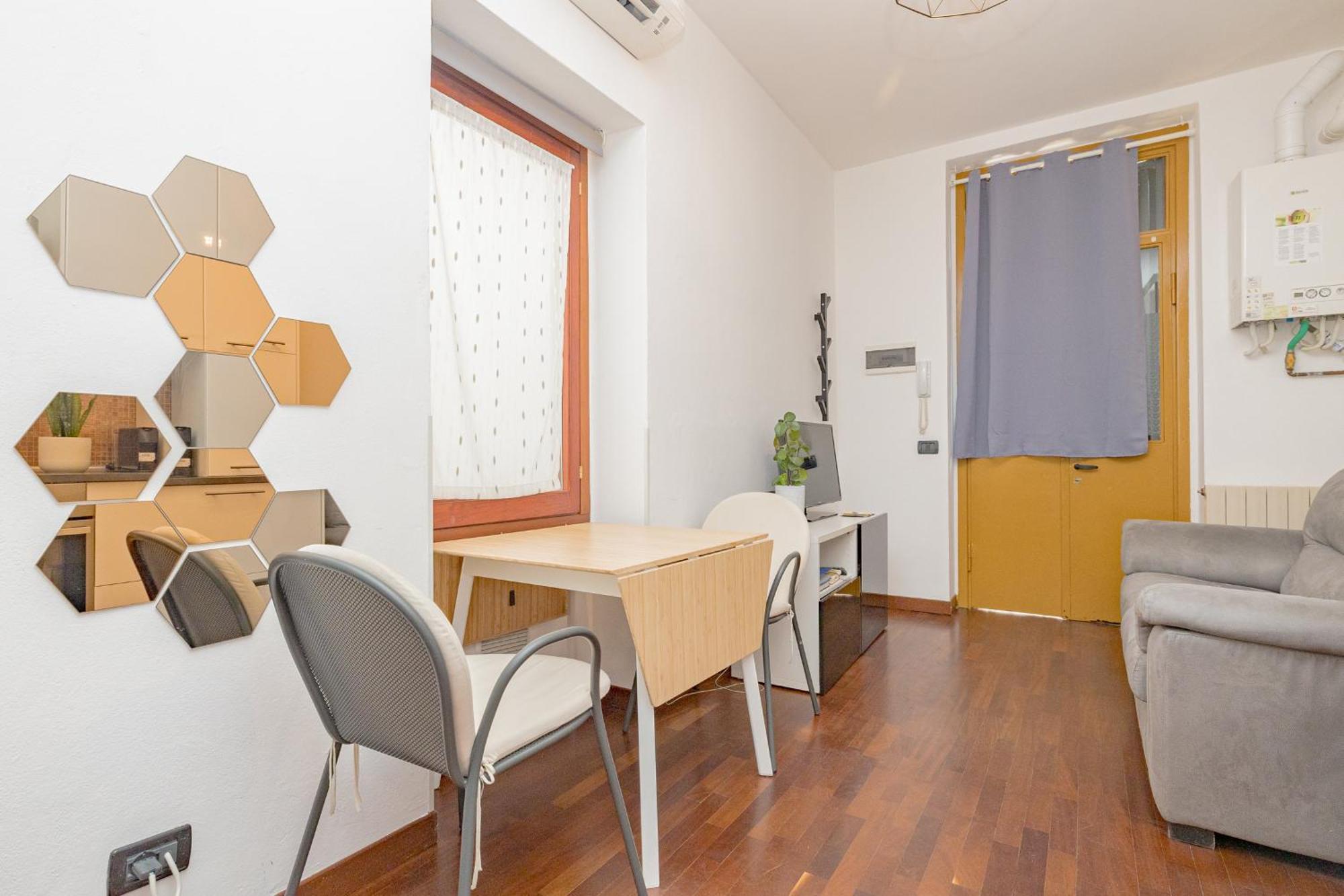 Comfortable Typical Old Style Apartment Милан Экстерьер фото